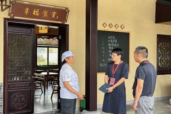 嘉善县纪委监委坚持问题导向,聚焦民生服务项目、特色产业发展、乡村旅游开发等重点领域,深入一线开展监督,近距离收集群众反映问题和意见建议,持续护航乡村振兴“共富路”。图为该县大云镇纪检监察干部走访缪家村探索养老服务新模式的村民幸福食堂,对其日常运营、用餐定价、补助经费使用等情况进行了解。黄云笛 摄.JPG 图片