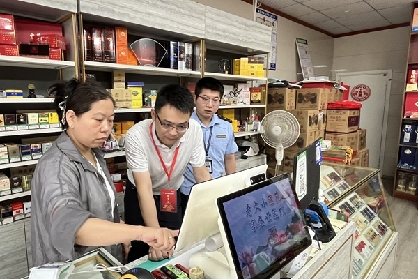 3嘉善县纪委监委紧盯违规吃喝、违规收送礼品礼金等问题，联合相关部门深入大型商超、酒店饭店、礼品专卖店等场所开展明察暗访，持续发力严防“四风”问题反弹回潮。图为该县天凝镇纪检监察干部联动市场监管部门工作人员到辖区内某烟酒店了解是否存在公款违规购买烟酒情况。夏皓 摄.JPG