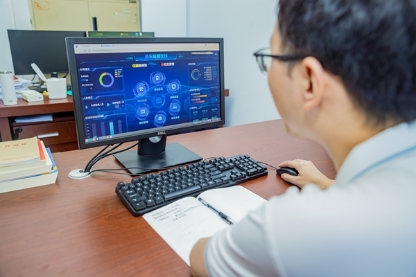 4中秋将至，廉洁先行。平湖市纪委监委通过“线上＋线下”相结合的方式，围绕全市公车使用情况开展监督检查，严防“车轮上的腐败”。图为该市纪检监察干部通过“浙车监督在线”平台查看相关预警信息。平湖市纪委监委 郑丽华 摄.jpg