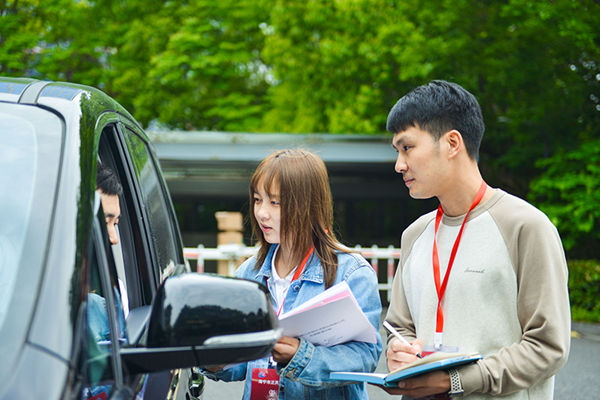 6海宁市纪委监委根据中秋佳节叠加“观潮节”旅游火爆特点，紧盯公车私用、违规公款旅游、违规接待等节假日易发“四风”问题，通过现场检查与大数据筛查相结合的方式，深入查纠“四风”隐形变异问题，狠刹不正之风。图为该市纪检监察干部现场检查公车假期使用情况。王磊 摄.png