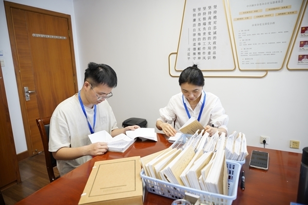 7桐乡市纪委监委紧盯重要节点，成立正风肃纪专项督查组，通过实地走访、查阅台账、谈话了解等方式，对各单位的“三公经费”使用和津补贴发放等情况开展监督检查。图为专项督查组在某部门翻看会计凭证，督查相关情况。陆晓芬 摄.JPG