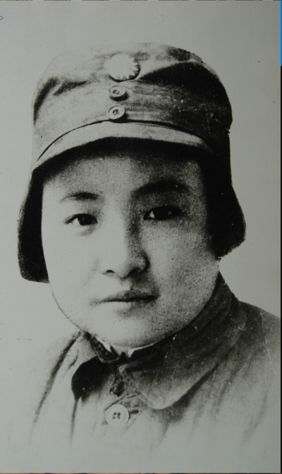 图为施奇烈士生前照片