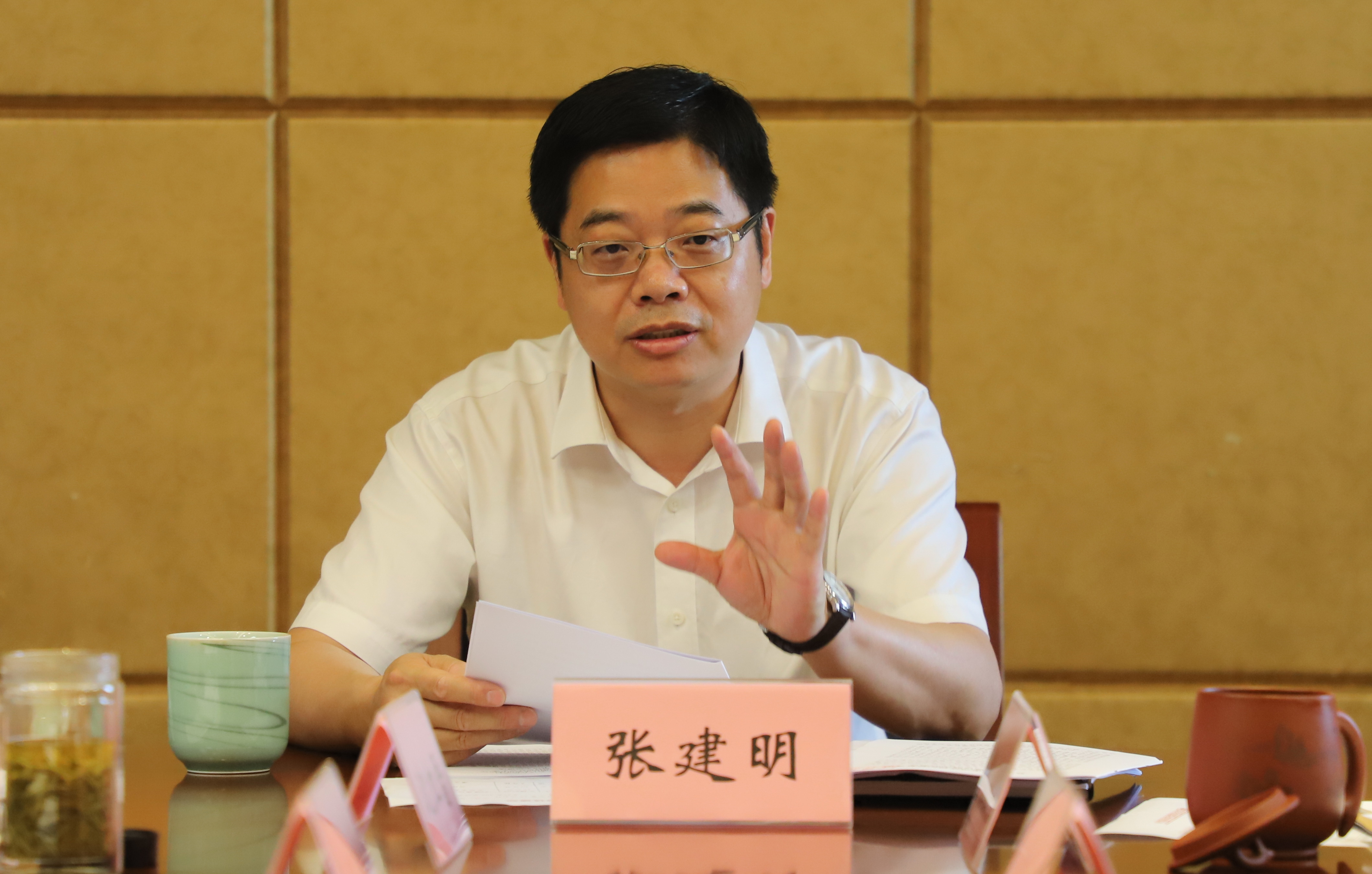 市委常委,市纪委书记,市监委主任张建明主持会议并讲话.